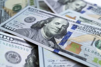 Скільки коштуватимуть 100 доларів до 22 березня: прогноз банкіра