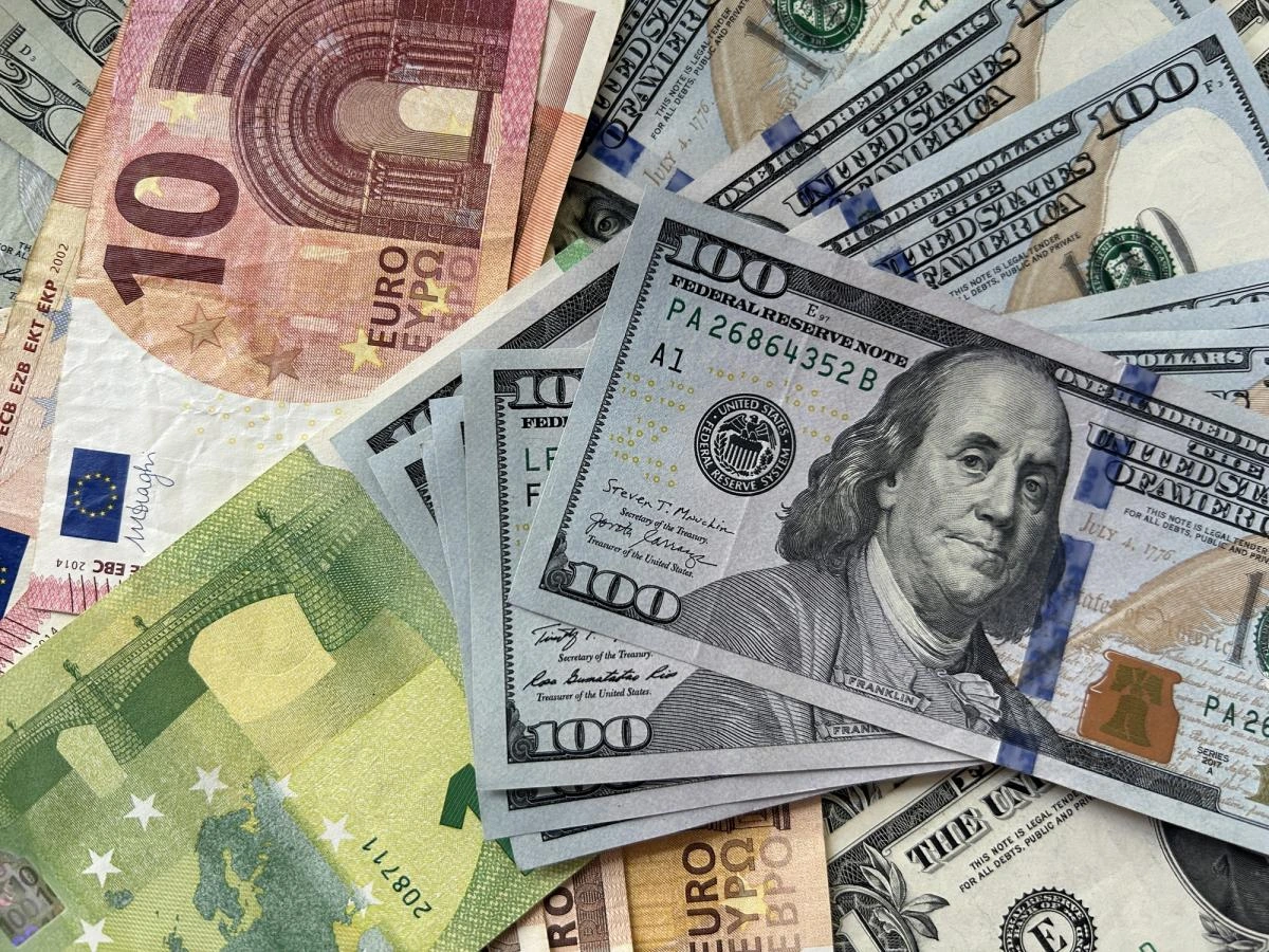 Валюта в Україні додала в ціні: актуальний курс долара і євро 27 жовтня